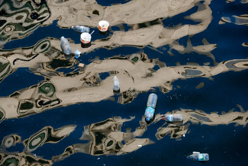 Residuos de plástico flotando en un curso de agua