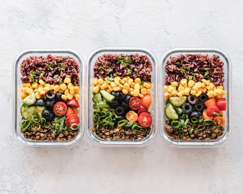 Comida conservada en recipientes de vidrio en lugar de plástico