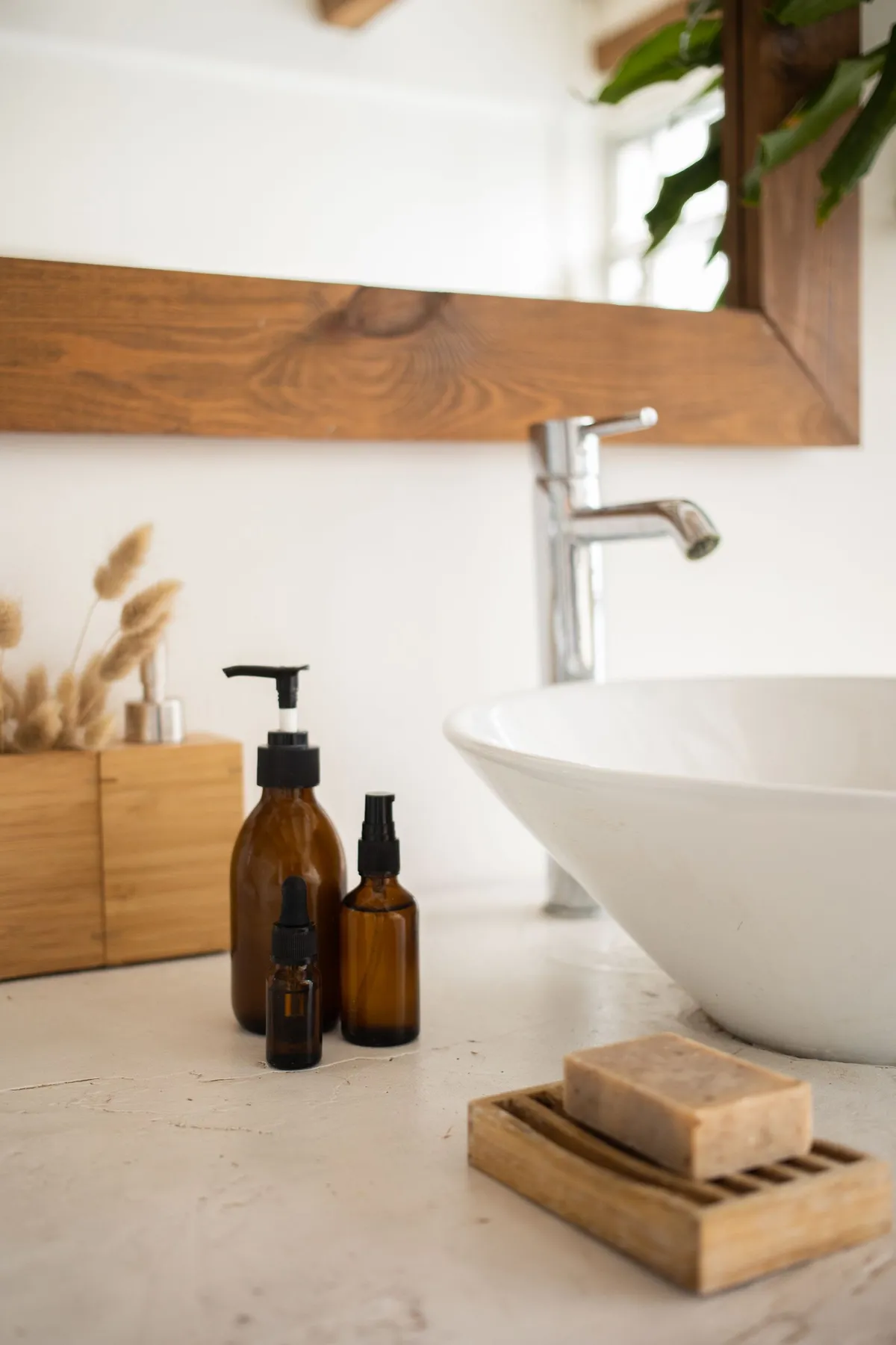 Productos de cuidado personal junto al lavabo de un baño