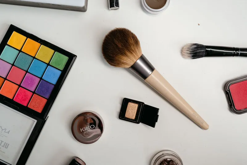 Productos de belleza y cosmética sobre fondo blanco