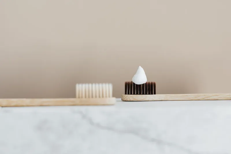 Cepillo de dientes de bambú con pasta dentífrica